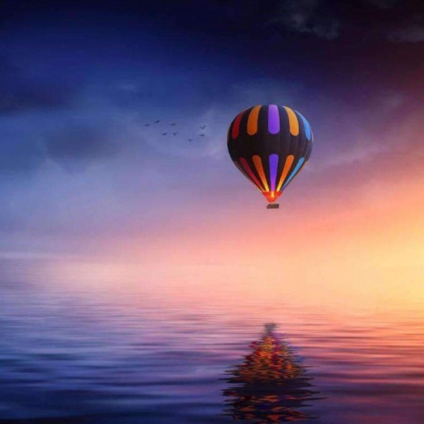 Solnedgang med luftballong