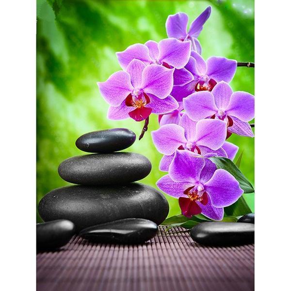 Stenblokk med orkidé